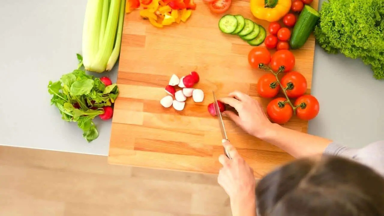 it is ok to cut vegetables on a cutting board