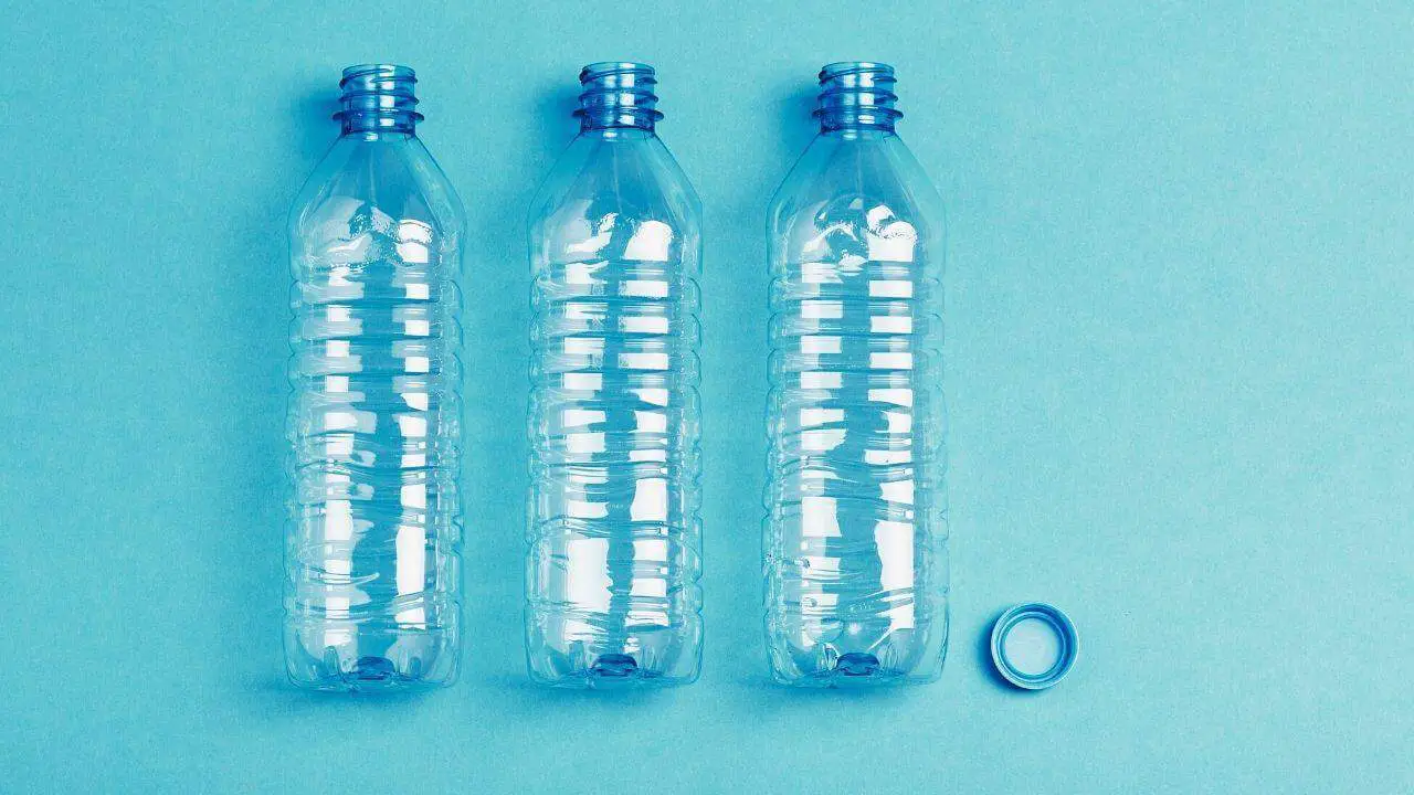 can-you-put-gas-in-a-plastic-bottle