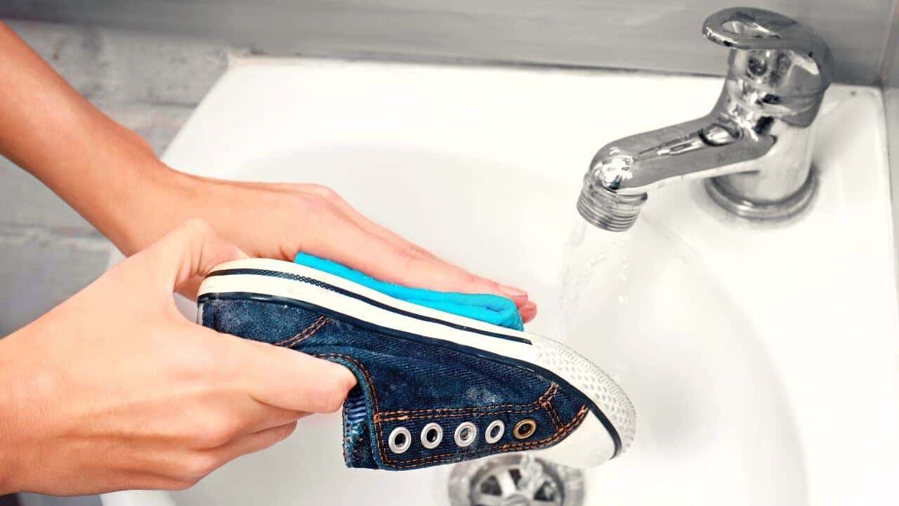 how-to-wash-shoes-in-sink